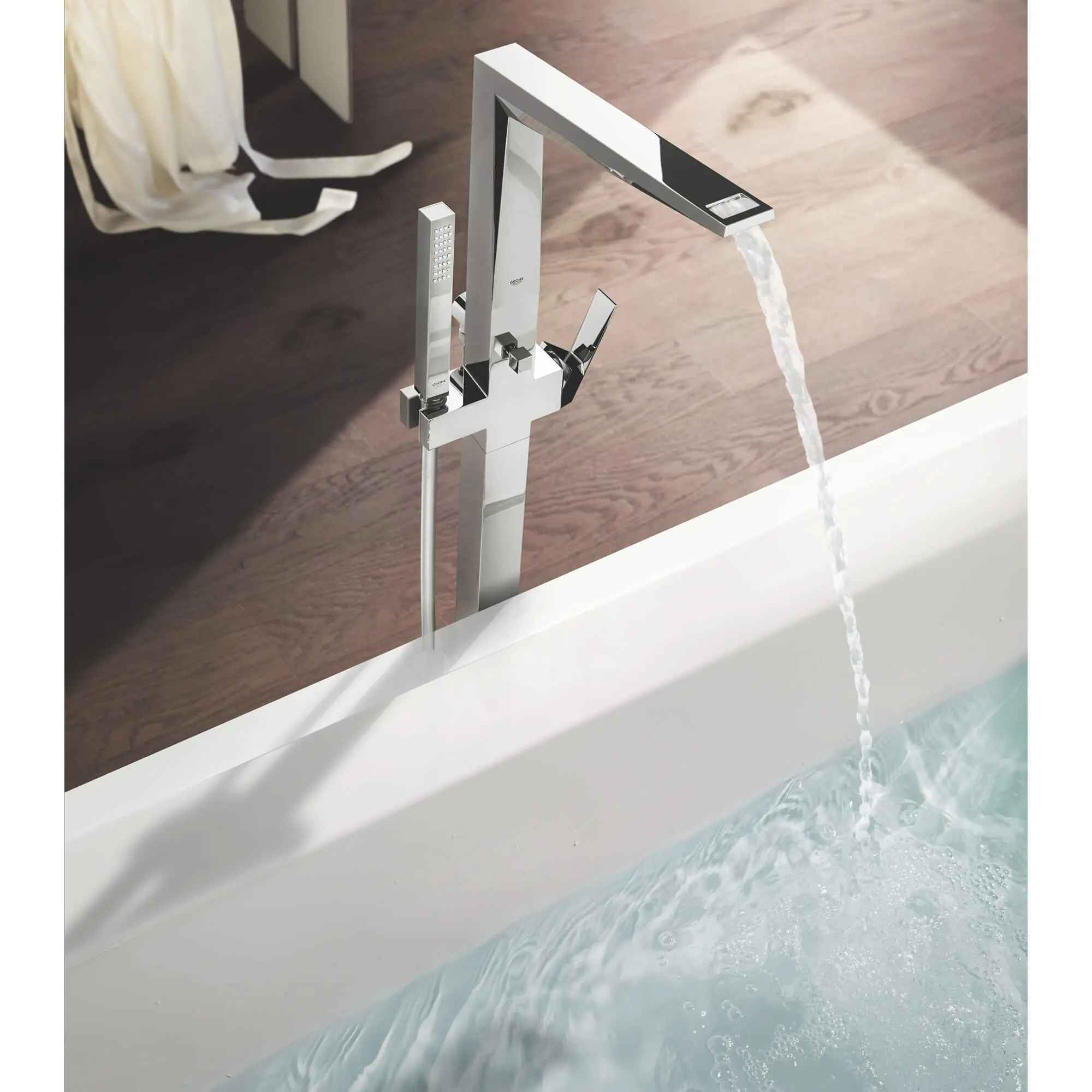 Single-Handle Freestanding Tub Faucet with 1.75 GPM Hand Shower - Image 5