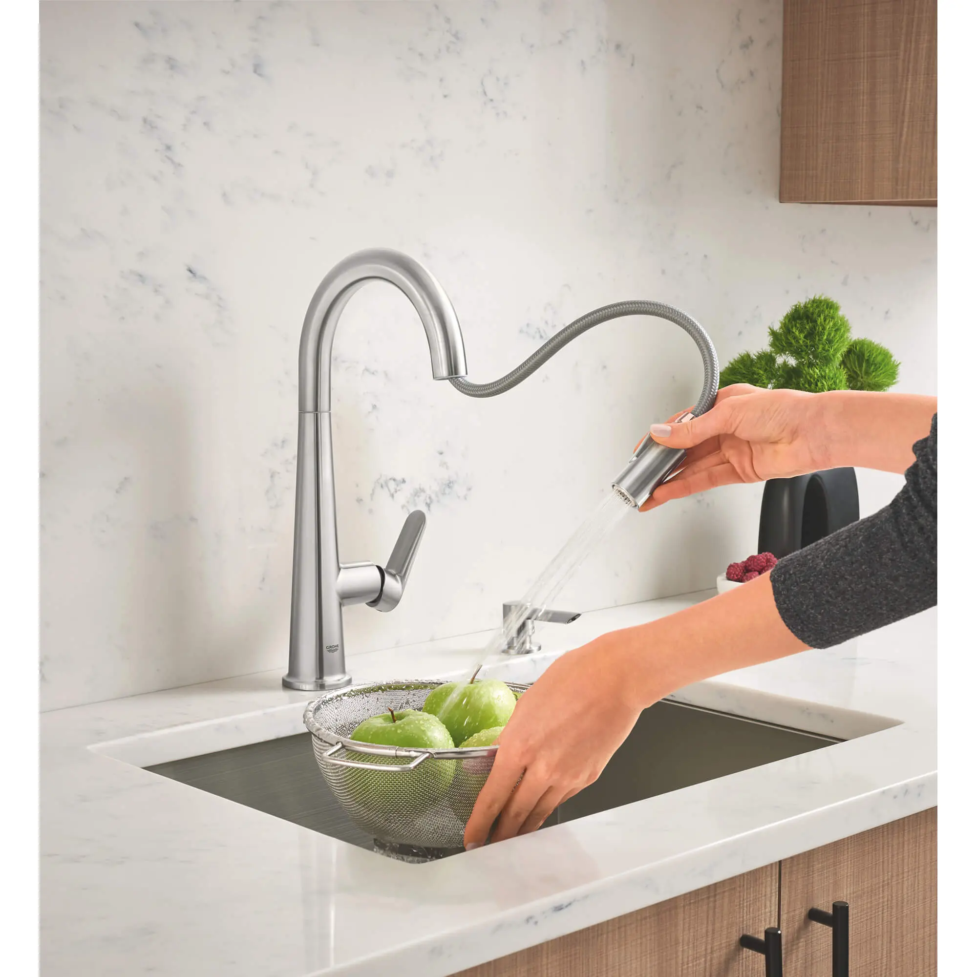 Veletto Single-handle Pull-down Kitchen Faucet - Image 10